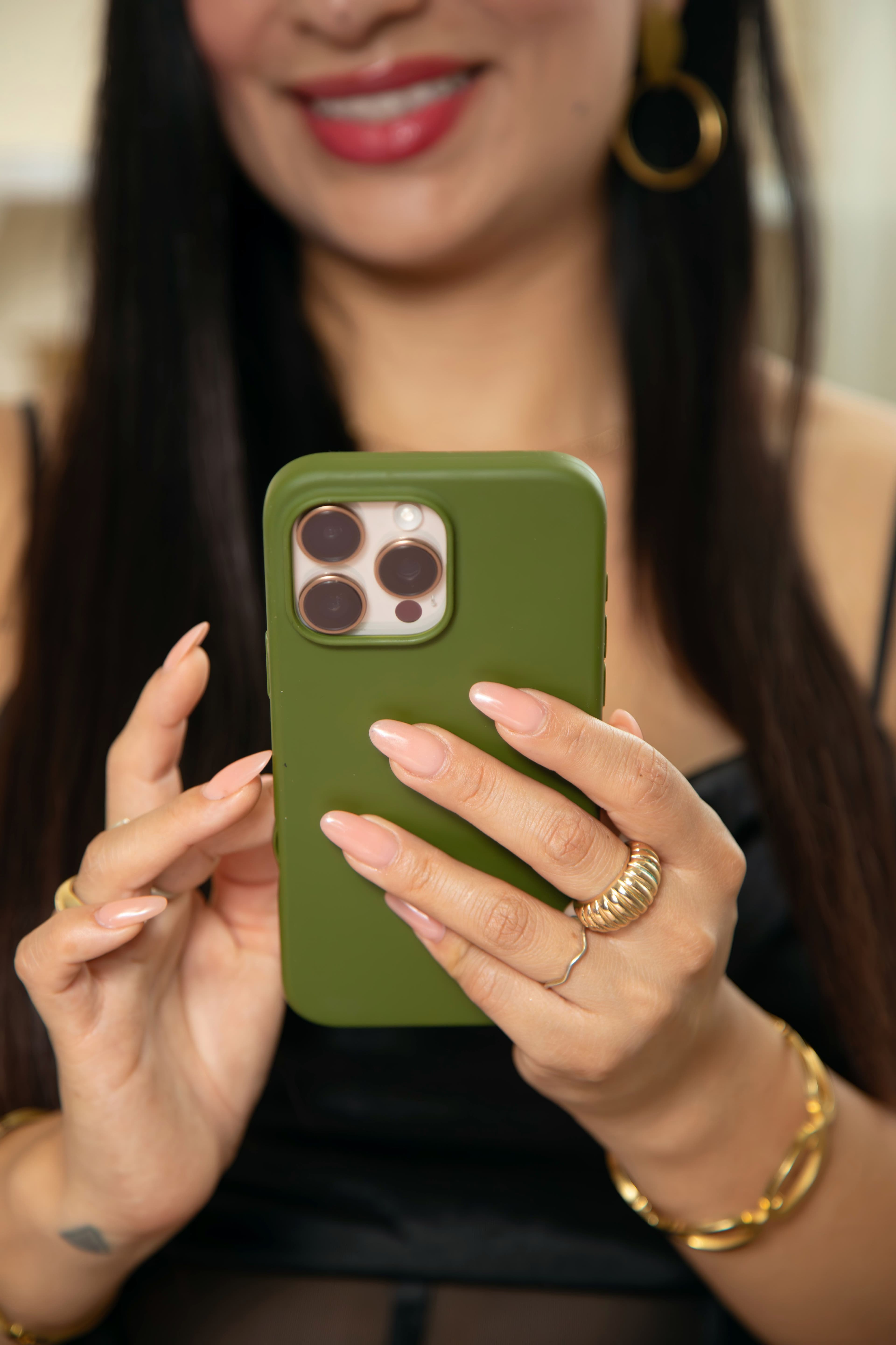 Steph creando contenido UGC con su telefono